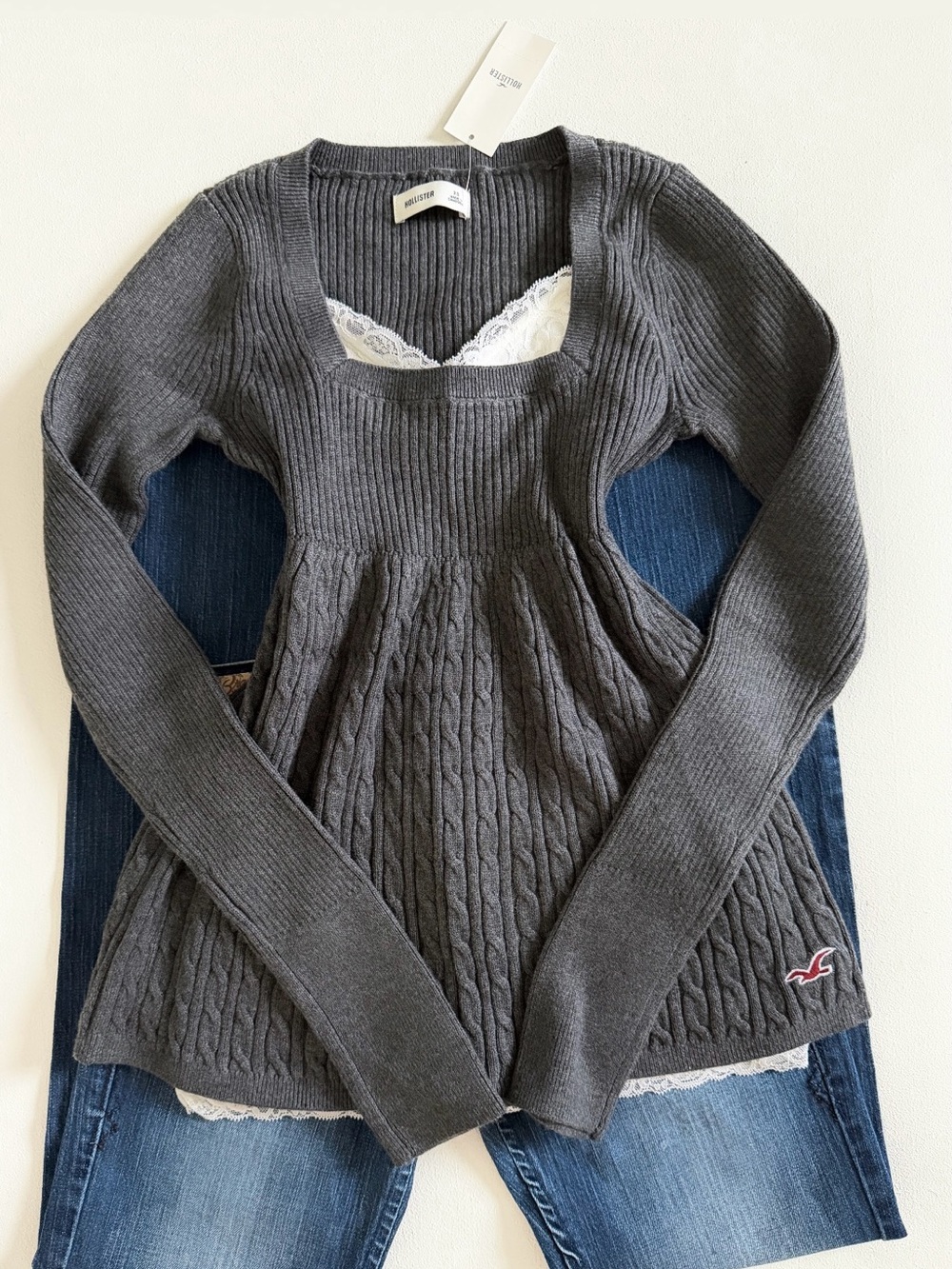 Hollister Vintage Style Gray Cable Knit Sweater
Top ④囚
